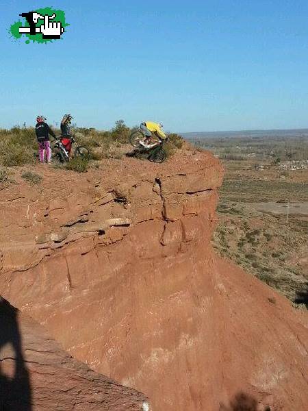 jueeegando en la barda