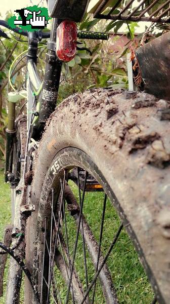 Mojando, embarrando, y disfrutando de las bicis a full