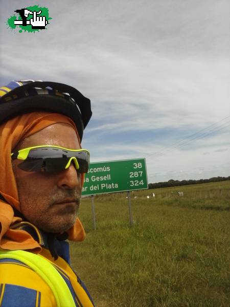 en bici a santa teresita con la camiseta de atlanta