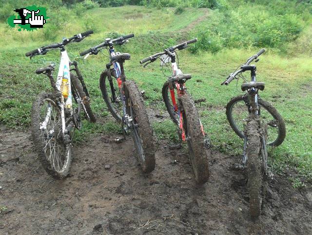 Esto fue hoy en unos de nuestros entramiento con los chicos en el cerro !. un dia con bastante barro