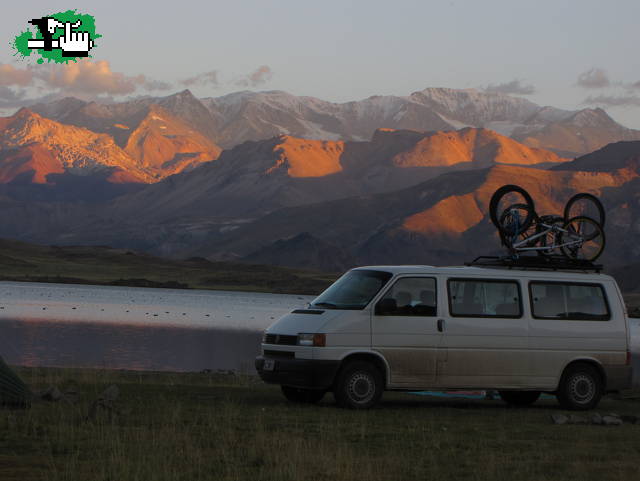 Nada mejor que viajar...con las bikes arriba