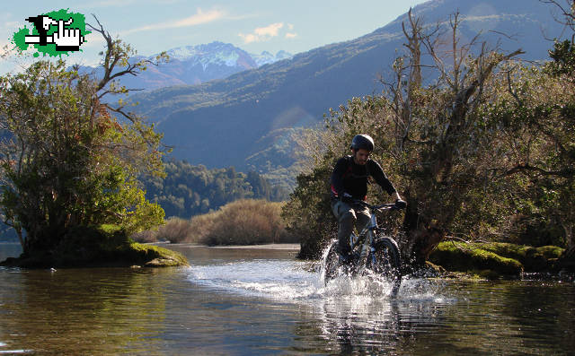 Chapoteando en Lago Puelo - Chubut en , Chubut, Argentina