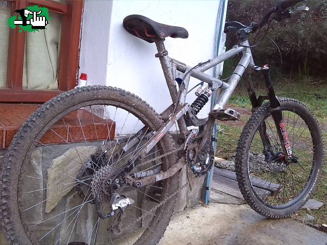 asi debe verse una bike en invierno : sucia! en Lago Puelo, Chubut, Argentina