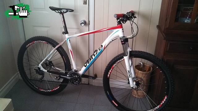 ROBADA EN ARTURO SEGUI - VENZO VULCAN 29er BLANCA-ROJA-CELESTE