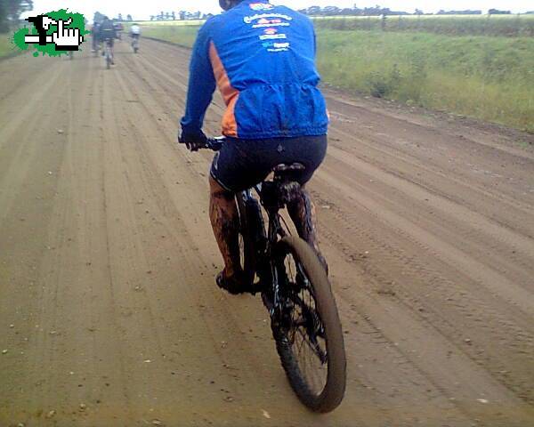 CICLOTURISMO NECOCHEA.......ni la lluvia, ni el barro para a LA OLA!!!!!