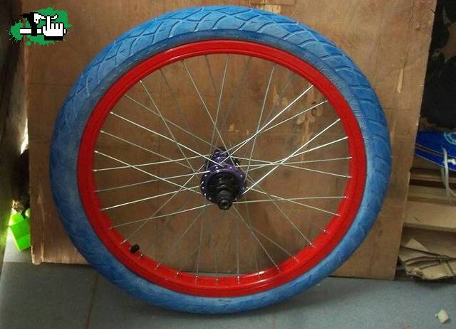 Esta rueda tracera me sirve?