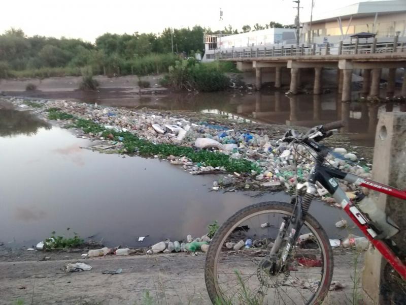 barrera de flotantes en el arroyo claro en Tigre, Buenos Aires, Argentina