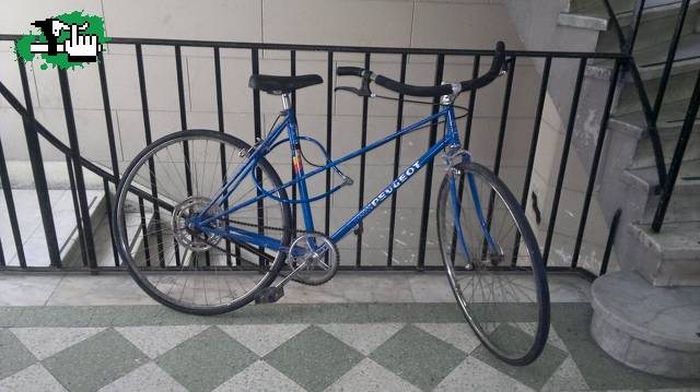 BICI ROBADA - MICROCENTRO - PEUGEOT AZUL MEDIA CARRERA ROD 28