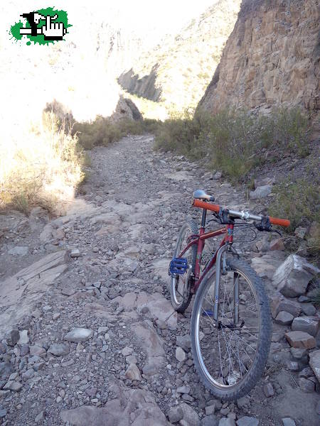 Yendo por el camino al dique agua del toro