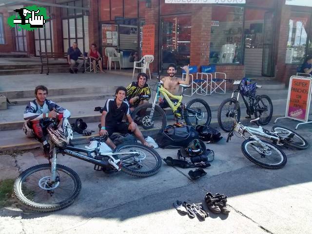 acaa con los chicoos despues de correr la final del rockk downn en villa carlos paz!