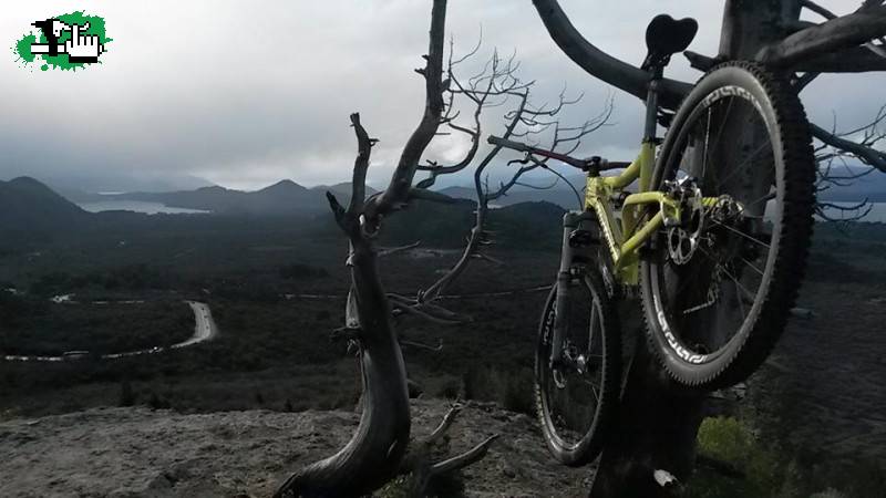 CON MI SANTA EN UNA DE LAS TANTAS HERMOSAS  VISTAS DE BARILOCHE .....