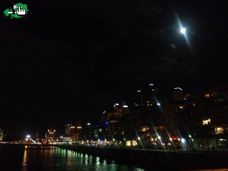 CON MIS AMIGOS EN PUERTO MADERO A LAS 01:00