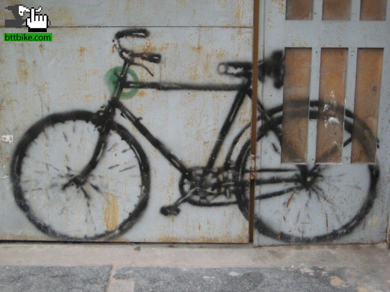 Grafittis de bicicletas negras y la confusion con el Angel de la bicicleta