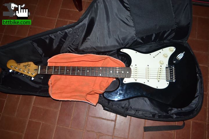 Guitarra con funda y amplificador