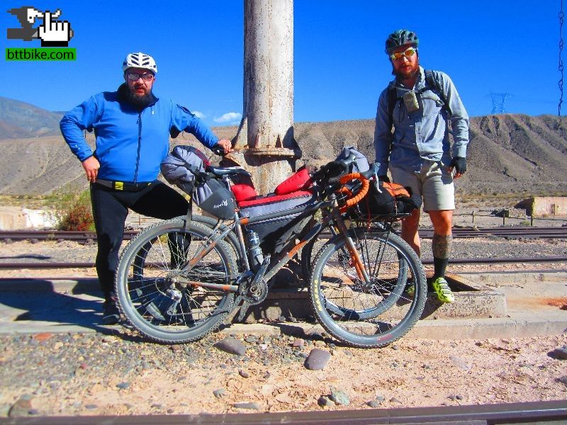 Dos barbudos entre montaas