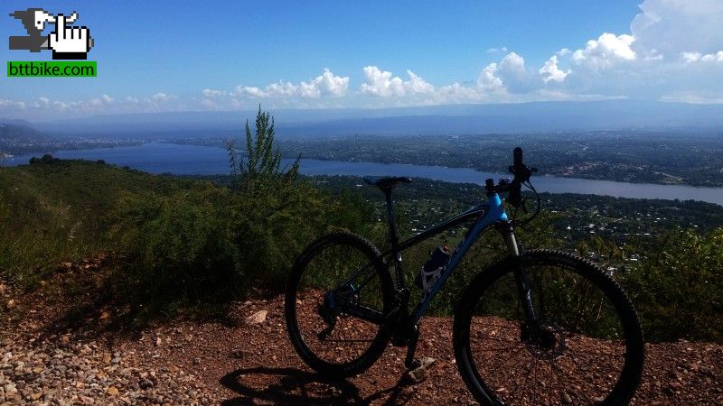 De fondo el lago san roque.....