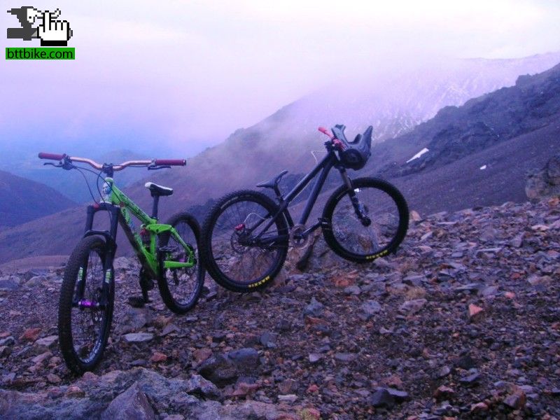 Haciendo cumbre en el Cerro Piltriquitron