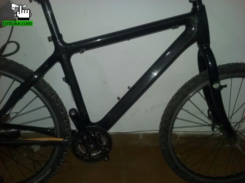 VENDO CUADRO GENERICO 26 DE CARBONO LE VAN MUY BIEN LAS RUEDAS 27.5 SOLO O ARMADO CON RUEDAS MASAS D