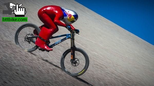 Super los 167 km por hora en bicicleta y estableci un nuevo rcord mundial