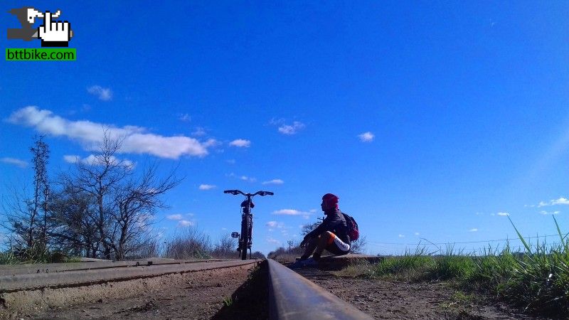 En bicicleta..