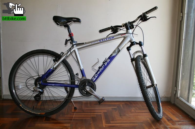 Raleigh Mojave 4.5 plateada y azul robada en Corrientes y Acua el 11 de diciembre