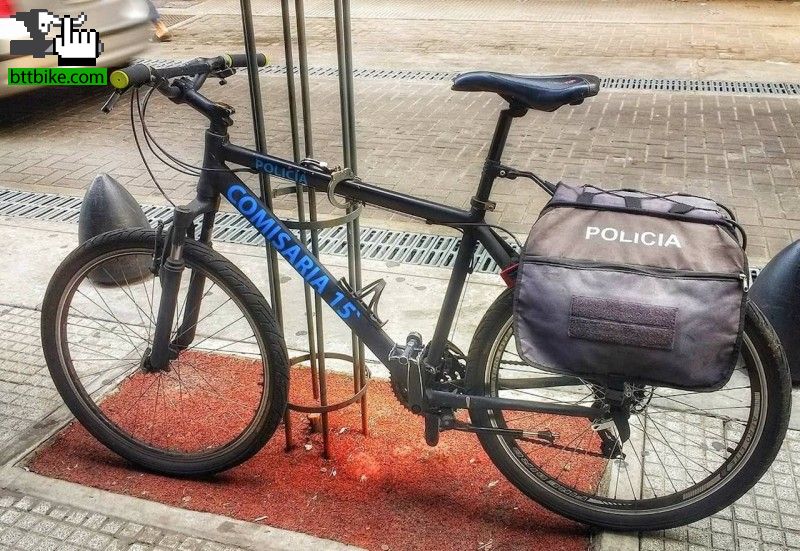 Usa esposas de policia para atar la bicicleta