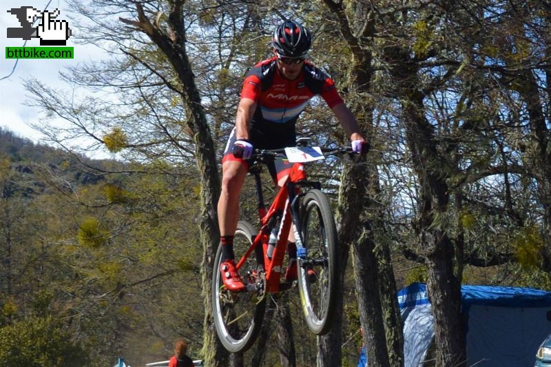 Catriel Soto volando en La ROCkeamos 6 hs MTB 2018