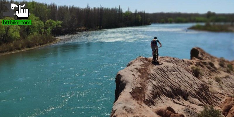 Disfrutando los acantilados del Rio Limay, Neuquen Capital  