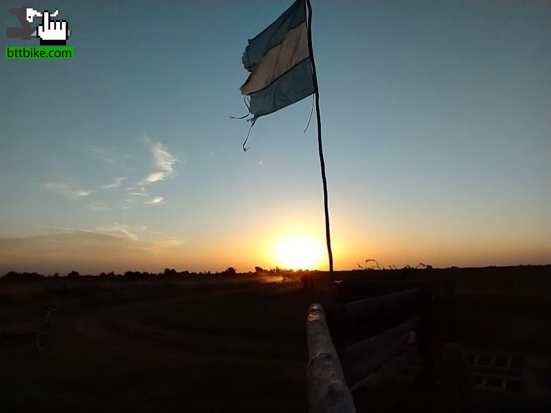 Alineados, nuestra bandera, el sol y la tranquera