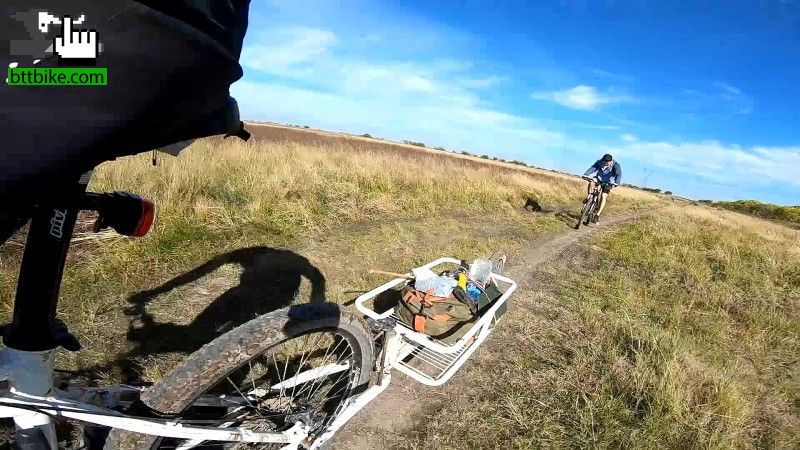 Bici y asado, con el carrito por los senderos