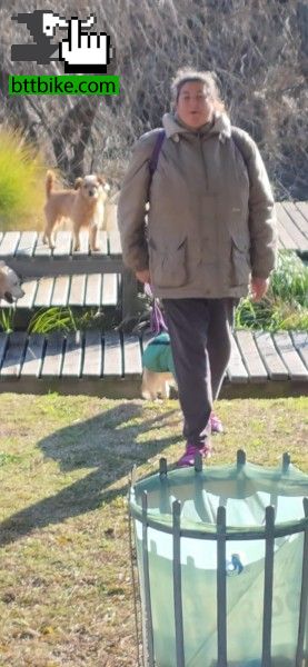 El novio del JAPO pone palos con clavos y ladrillos para que no pasen los ciclistas por las playitas