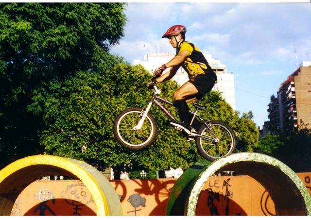 Leandro Salazar en la bici de 20