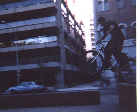 Salto en la plaza Vicente Lopez