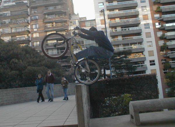 Equilibrio en la pared con la rueda trasera