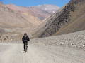 foto de Mujer pedaleando en la cordillera a 4000 msnm