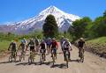 foto de Pedaleando con la imponente presencia del  Volcan Lanin