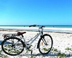 foto de en bicicleta por la playa de arena