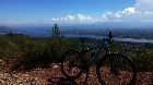 foto de De fondo el lago san roque.....