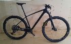foto de Vendo MTB 29 de Carbono T1000 Talle L Excelente estado y buenos componentes